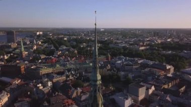 Kilisenin St. Peters, Dome Katedrali ve Daugava Nehri, Riga, Letonya ile eski şehir havadan görünümü