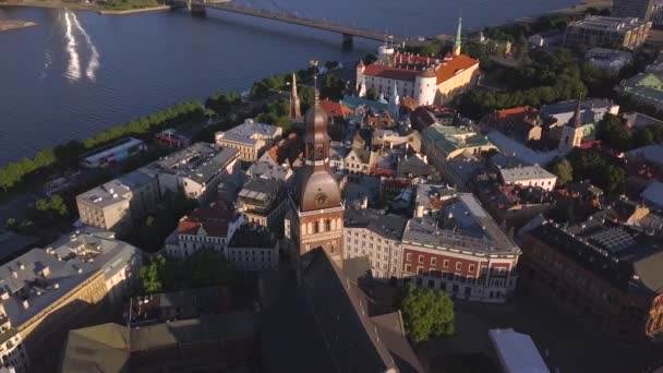 Luchtfoto van het stadsgezicht op de oude stad met de Dome kathedraal en de rivier Daugava in stad Riga, Letland — Stockvideo