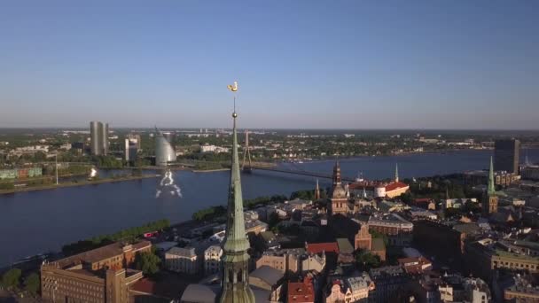 Vista aérea de la Iglesia de San Pedro, casco antiguo con la catedral de la Cúpula y el río Daugava, Riga, Letonia — Vídeo de stock