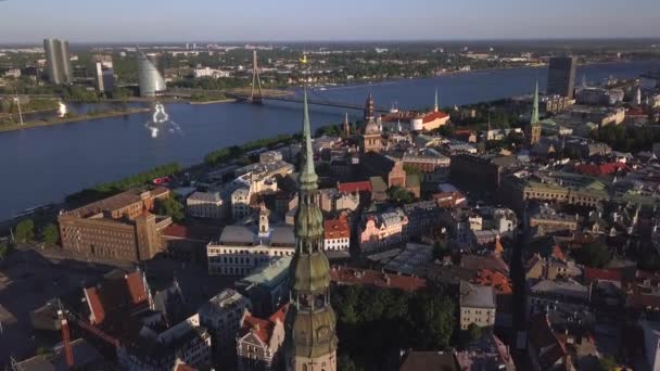 Vista aérea de la Iglesia de San Pedro, casco antiguo con la catedral de la Cúpula y el río Daugava, Riga, Letonia — Vídeo de stock