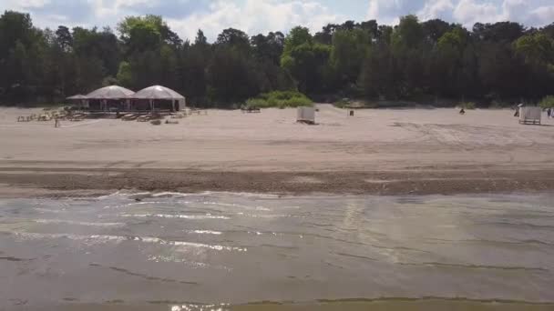 Praia em Jurmala, primavera, mar, pessoas de férias — Vídeo de Stock