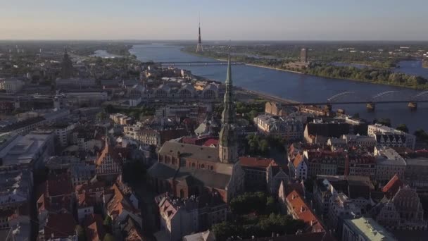 Luchtfoto uitzicht over de oude stad van riga — Stockvideo