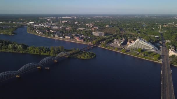 Panoramautsikt över Flygfoto på Rigas broar — Stockvideo