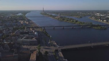 Riga köprü ve Daugava Nehri üzerinde havadan görünümü.