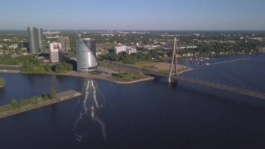 Riga otomobil askılı köprü ve Daugava Nehri üzerinde havadan görünümü
