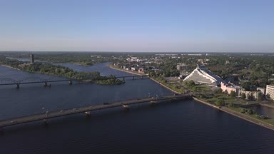 Riga köprü ve Daugava Nehri üzerinde havadan görünümü