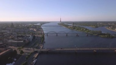 Riga köprü ve Daugava Nehri üzerinde havadan görünümü