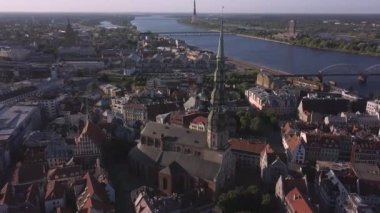 St. Peters Kilisesi, tarihi kent merkezine ve Daugava Nehri, Riga, Letonya hava görünümünü.