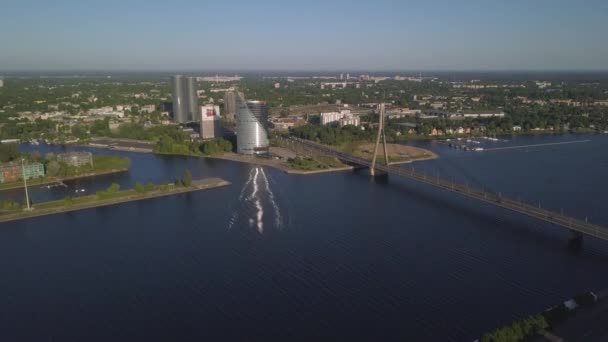 Flygfoto på Riga Automobile hängbron och floden Daugava. — Stockvideo