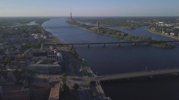 Riga köprü ve Daugava Nehri üzerinde havadan görünümü. — Stok video