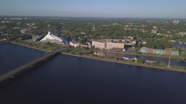 Vista aérea de la biblioteca nacional de Riga — Vídeos de Stock