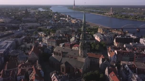 Vista aérea de la Iglesia de San Pedro, casco antiguo y río Daugava, Riga, Letonia . — Vídeo de stock