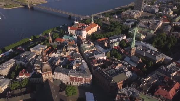 Letecký pohled na staré město riga. — Stock video