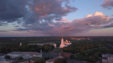 Vladimir City Sunset'teki varsayım Katedrali havadan görünümü