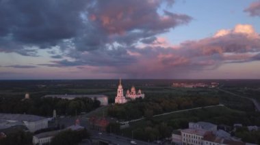 Vladimir City Sunset'teki varsayım Katedrali havadan görünümü