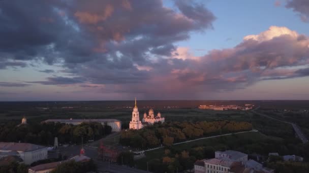 Luftaufnahme der Kathedrale Mariä Himmelfahrt bei Sonnenuntergang in der Stadt Wladimir — Stockvideo
