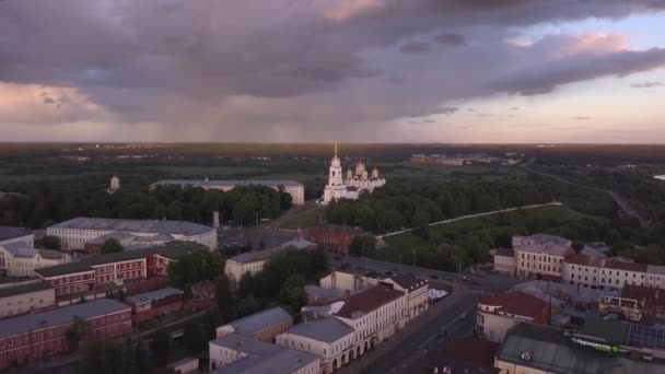 Вид с воздуха на Успенский собор на закате во Владимире — стоковое видео