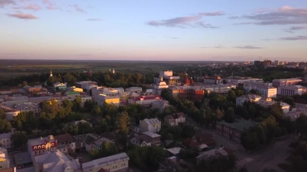 Flygning över den gamla staden av Vladimir. Flygfoto på Golden Gate. Ryssland. — Stockvideo