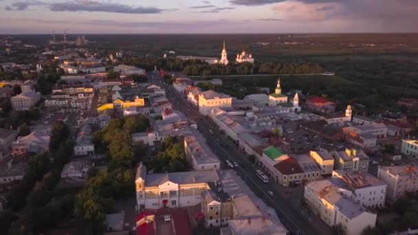 Полет над старым городом Владимиром. Вид с воздуха на Успенский собор и Золотые ворота. Россия . — стоковое видео