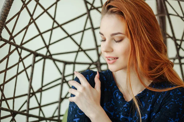 Güzel genç kadın odada bir kolye sandalyede oturur