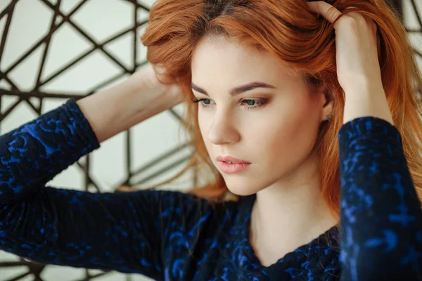 Güzel genç kadın odada bir kolye sandalyede oturur