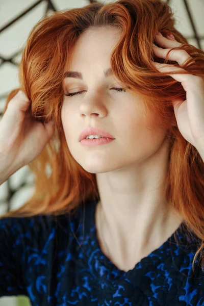 Güzel genç kadın odada bir kolye sandalyede oturur