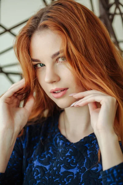 Güzel genç kadın odada bir kolye sandalyede oturur