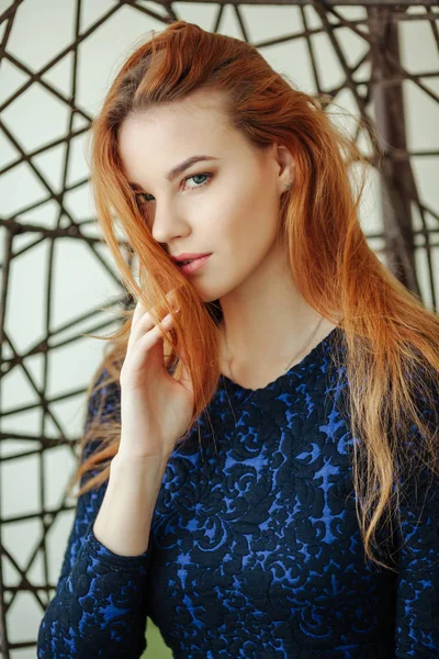 Güzel genç kadın odada bir kolye sandalyede oturur