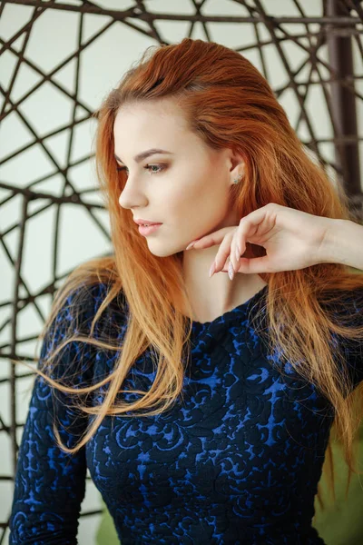 Güzel genç kadın odada bir kolye sandalyede oturur