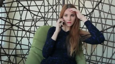 Bir sandalye ve Evet güzel genç kadın oturuyor