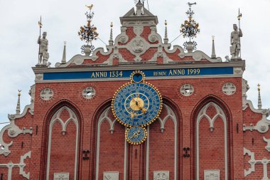 Siyah nokta Houses top saati göster