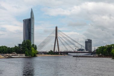 Askılı köprüden Riga'da Daugava Nehri,