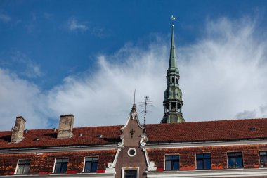 Saint Peter Lutheran Kilisesi tarihi kent Riga'da üzerinde sivri.