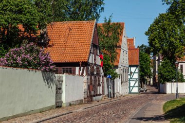Dar sokak şehrin Old Town bölge Klaipeda, Litvanya.