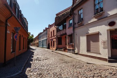 Dar sokak şehrin Old Town bölge Klaipeda, Litvanya.