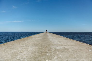 Nida, Litvanya bir iskelede bir adam figürü