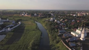Drone Suzdal manastır üzerinden uçakla. Vladimir Bölgesi