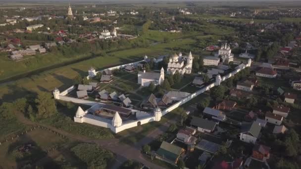 Widok z lotu ptaka na Monastyr Pokrowski w Suzdal, Vladimir oblast, Federacja Rosyjska — Wideo stockowe