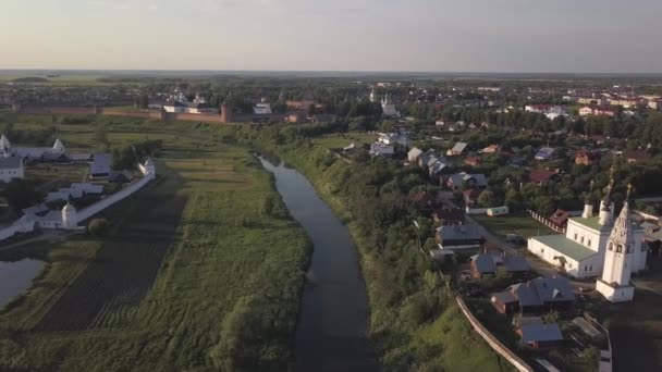 Vuelo en el dron sobre los monasterios Suzdal. Vladimir región — Vídeo de stock