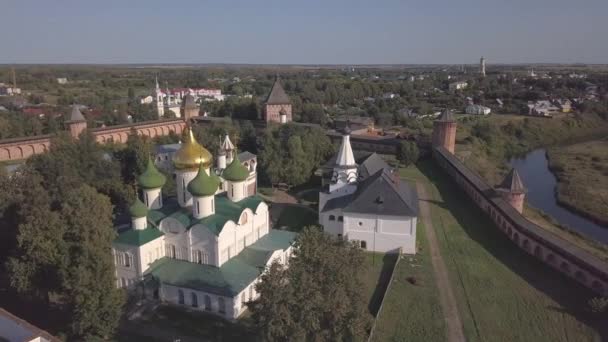 Vuelo sobre el monasterio salvador de San Eutimio en Suzdal, Óblast de Vladimir, Rusia — Vídeos de Stock