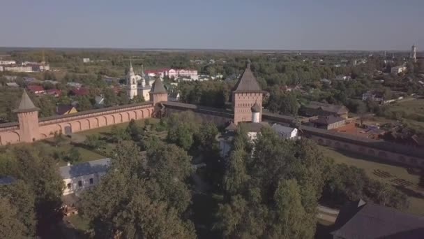 Vol au-dessus du monastère du Sauveur de Saint Euthymius à Suzdal, oblast de Vladimir, Russie — Video