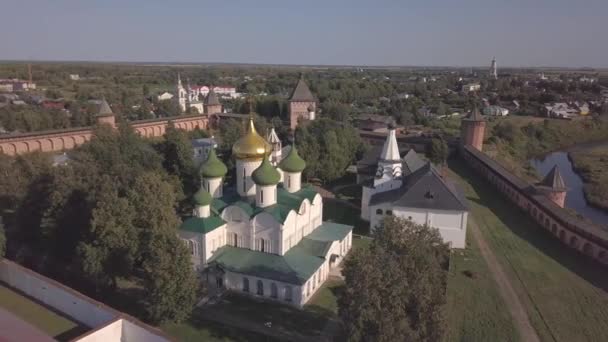 Terbang di atas Biara Saviour Santo Euthymius di Suzdal, Vladimir oblast, Rusia — Stok Video