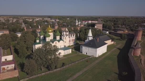 Kurtarıcı Manastırı Saint Euthymius Suzdal, Vladimir oblast, Rusya Federasyonu içinde üzerinde uçuş — Stok video