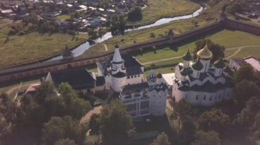 Kurtarıcı Manastırı Saint Euthymius Suzdal, Vladimir oblast, Rusya Federasyonu içinde üzerinde uçuş
