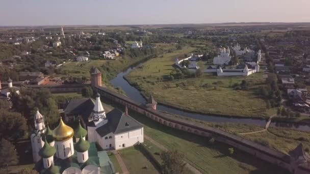 Vuelo sobre el monasterio salvador de San Eutimio en Suzdal, Óblast de Vladimir, Rusia — Vídeos de Stock