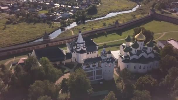 Vuelo sobre el monasterio salvador de San Eutimio en Suzdal, Óblast de Vladimir, Rusia — Vídeo de stock