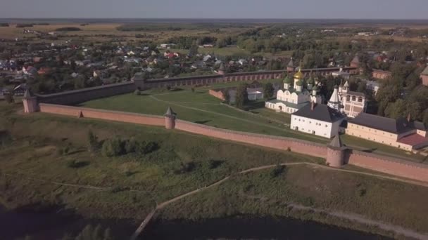 Vuelo sobre el monasterio salvador de San Eutimio en Suzdal, Óblast de Vladimir, Rusia — Vídeos de Stock