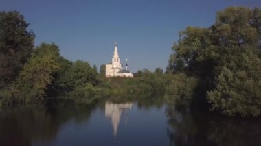Uçuş Suzdal güzel kilise ve nehir üzerine