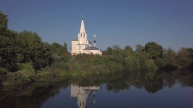 Uçuş Suzdal güzel kilise ve nehir üzerine