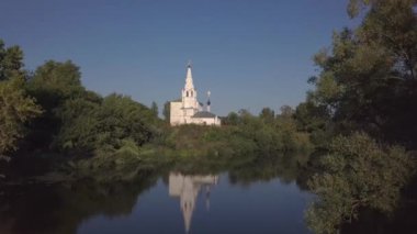 Uçuş Suzdal güzel kilise ve nehir üzerine